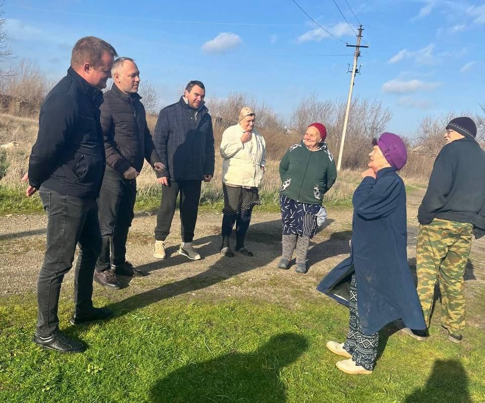 Вчера, 18 ноября, начальник Зуевского территориального отдела Администрации муниципального образования Алексей Марюхнич провел встречу с гражданами в пгт Троицко-Харцызск на улице Колхозной