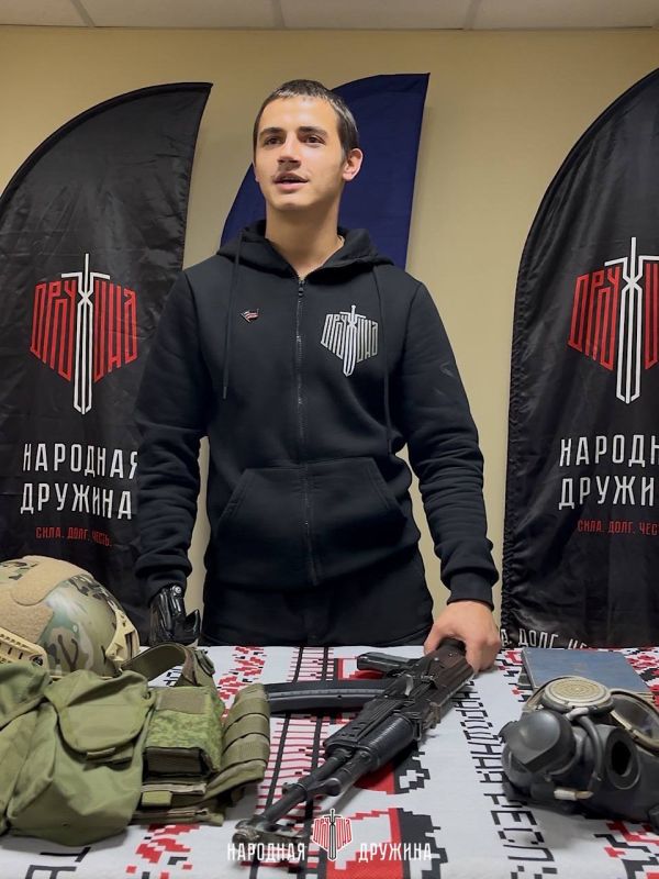 Знания — безопасность!. Руководитель Харцызского штаба Народной Дружины Виктор Москалёв провёл занятие по начальной военно-прикладной подготовке Участники познакомились с защитным снаряжением: примерили бронежилеты, каски и...