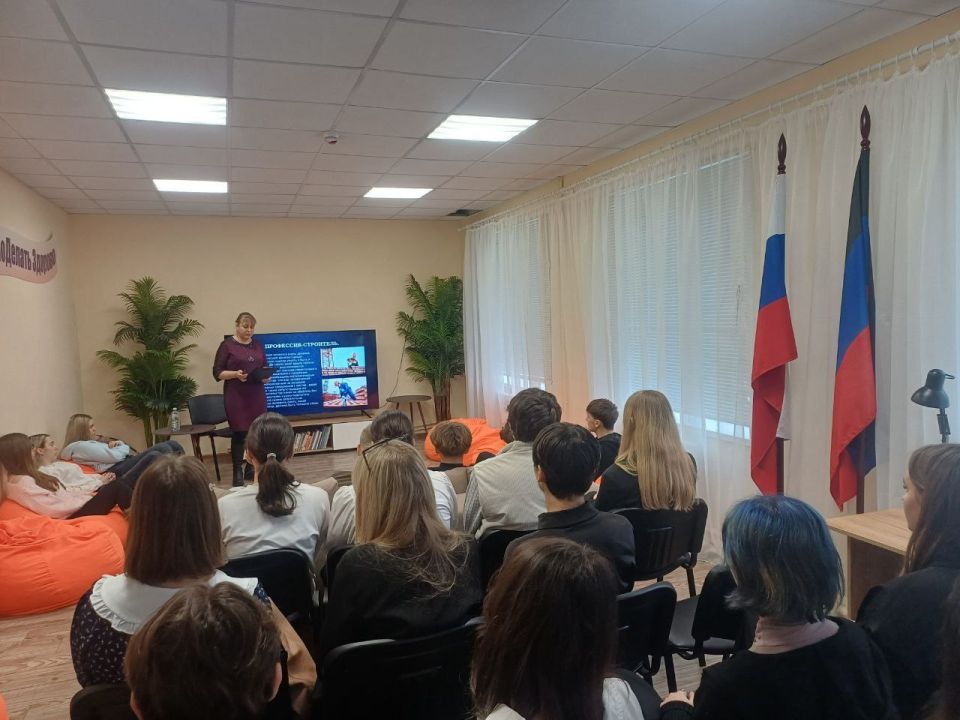 Сегодня в Молодежном отделе им. Марии Пироговой для старшеклассников ГБОУ «Школа № 3 г.о. Дебальцево» и ГБОУ «Школа № 5 г.о. Дебальцево» состоялось мероприятие в рамках направления «ГосСтарт.Диалог»