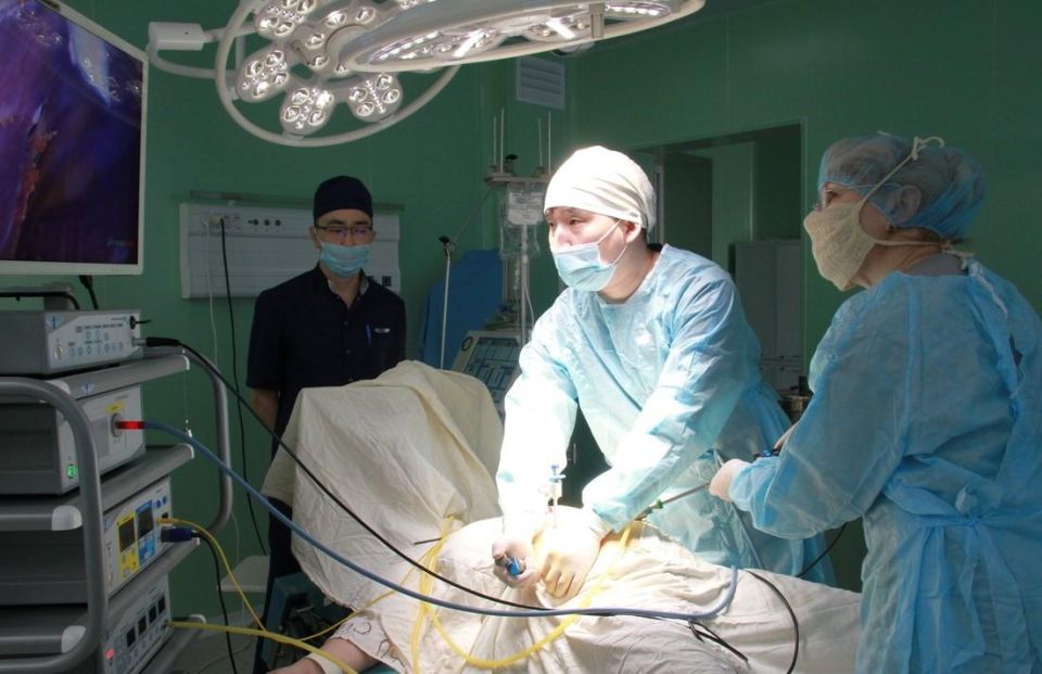 Хирург и травматолог из Якутии провели более 880 операций в Докучаевске