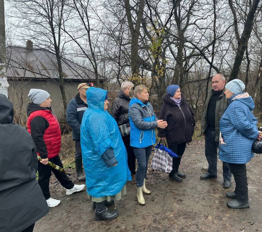 Сегодня управляющий делами администрации муниципального образования г.о. Харцызск Александр Бабанов провел встречу с жителями в пгт Шахтном на улице Павленко