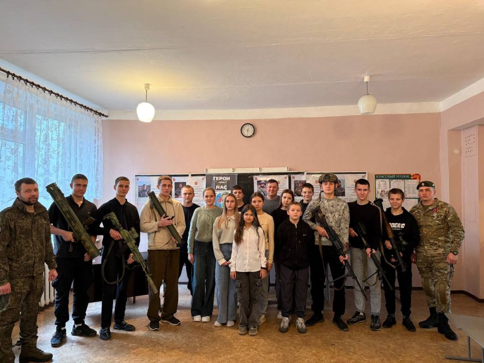 В ГБОУ "Белояровская школа Амвросиевского м.о." сегодня прошел особенный урок мужества на тему "Герои нашего времени"! К нам в гости приехали военнослужащие – участники специальной военной операции, настоящие герои нашего...