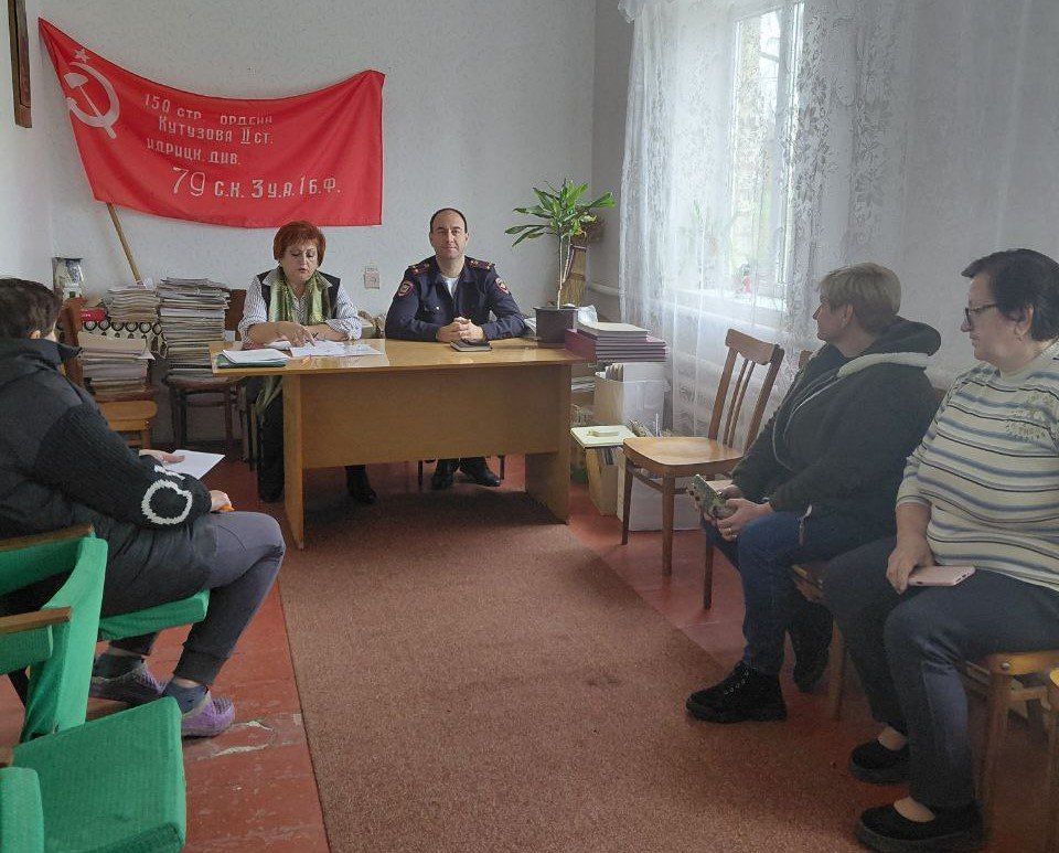 Начальник Кутейниковского территориального отдела Светлана Токарева встретилась с жителями пгт Войковский