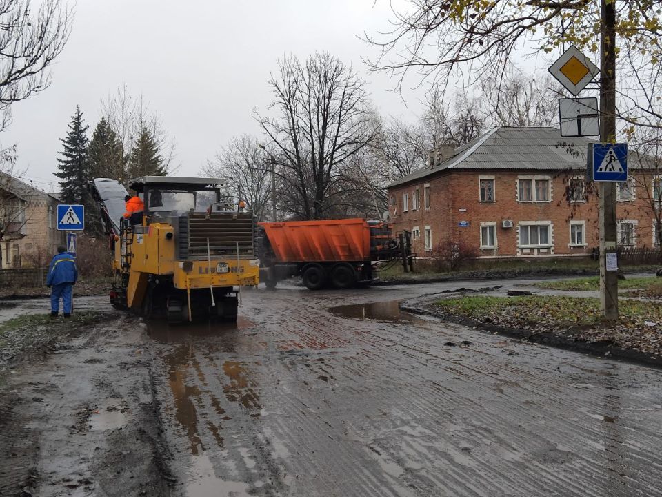 20 ноября, подрядной организацией осуществляется ремонт асфальтового покрытия автодороги по ул. Трубицына. Ведутся работы по фрезерованию старого асфальтового покрытия