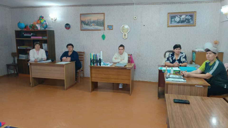 Начальник Василевского территориального отдела Ирина Щурова встретилась с трудовым коллективом Новоивановской школы