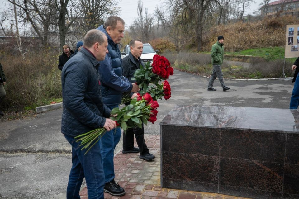Антон Кольцов: С губернатором Ленинградской области Александром Дрозденко и вице-губернатором Николаем Цигановым осмотрели ряд объектов, которые Мариуполю помогает восстановить шеф-регион