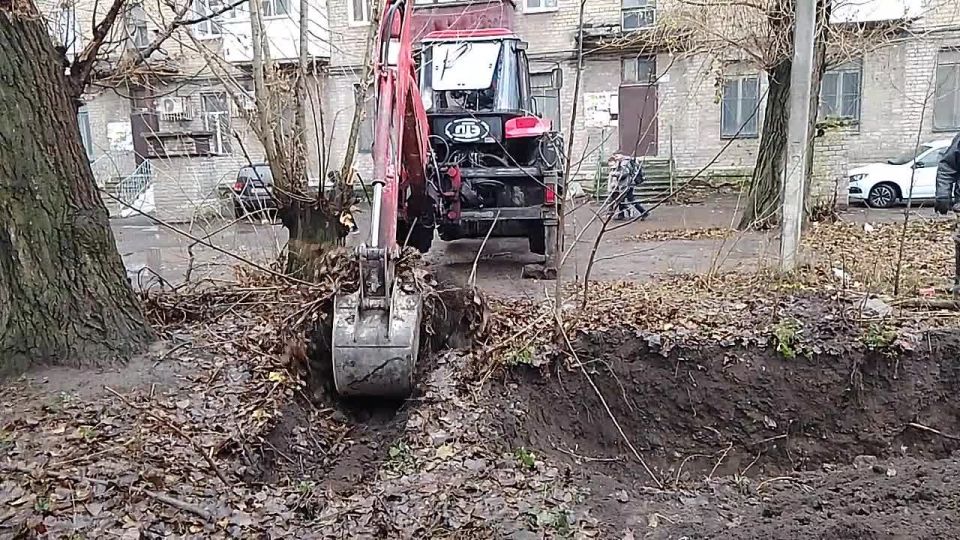 Сегодня, 20 ноября, с целью восстановления подачи теплоносителя на жилые дома №№ 22, 23, 24 квартала Северный силами Филиала «Макеевкатеплосеть» ГУП ДНР «Донбасстеплоэнерго» ведутся работы по вскрытию аварийного участка...