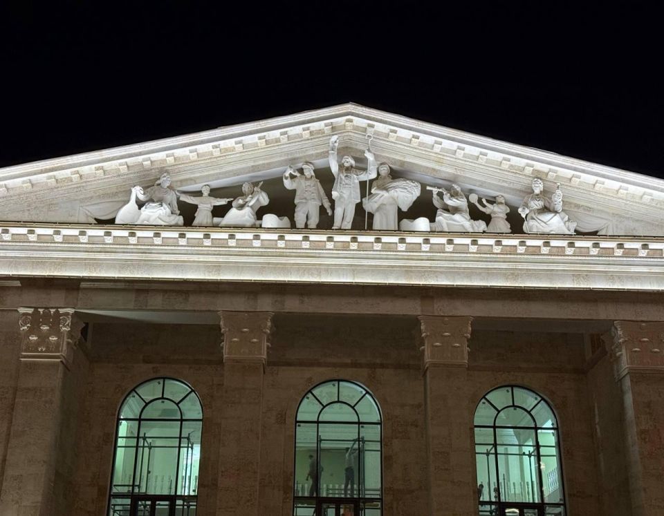 Строители Санкт-Петербурга проводят пусконаладочные работы архитектурной подсветки фасада здания драмтеатра