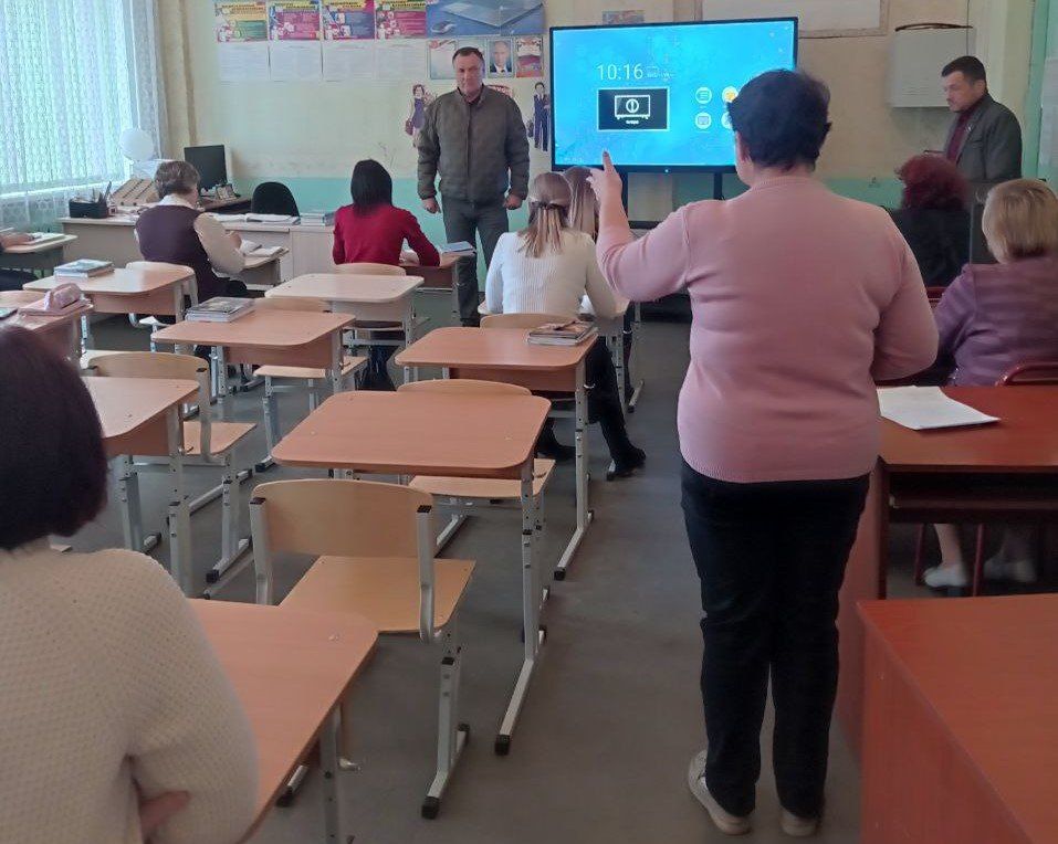Первый заместитель главы администрации Амвросиевского муниципального округа Борис Бутко встретился с трудовым коллективом Благодатновской школы