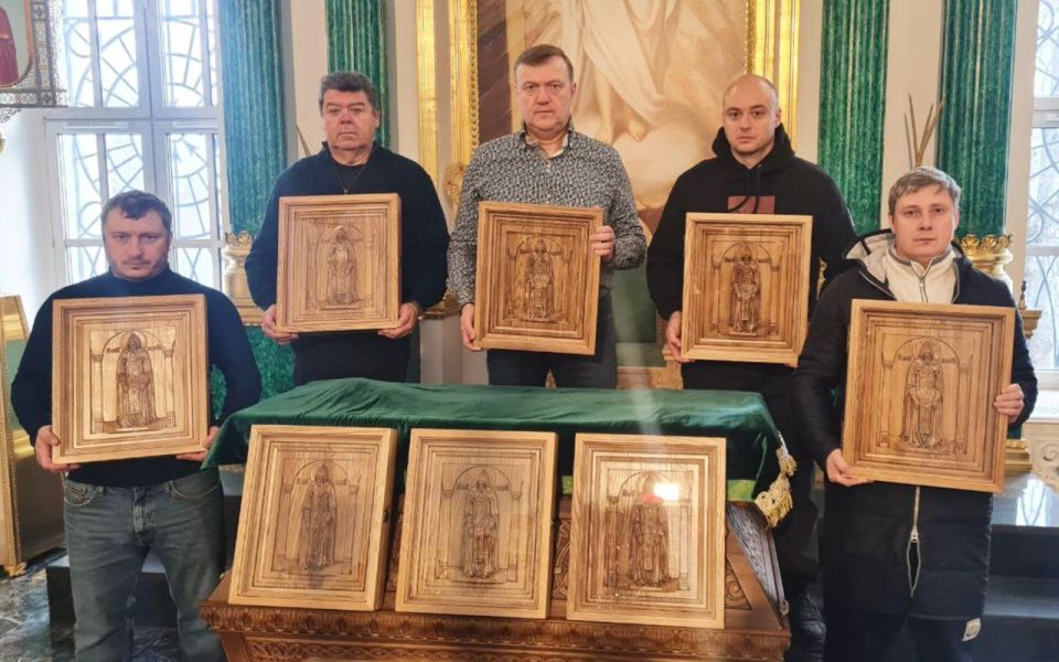 Уже в воскресенье в Мариуполь прибудут семь резных икон преподобного Нила Столобенского