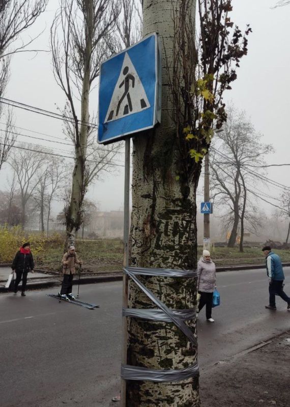 Осенние чудеса на Гвардейке: знак на скотче и лыжник на асфальте