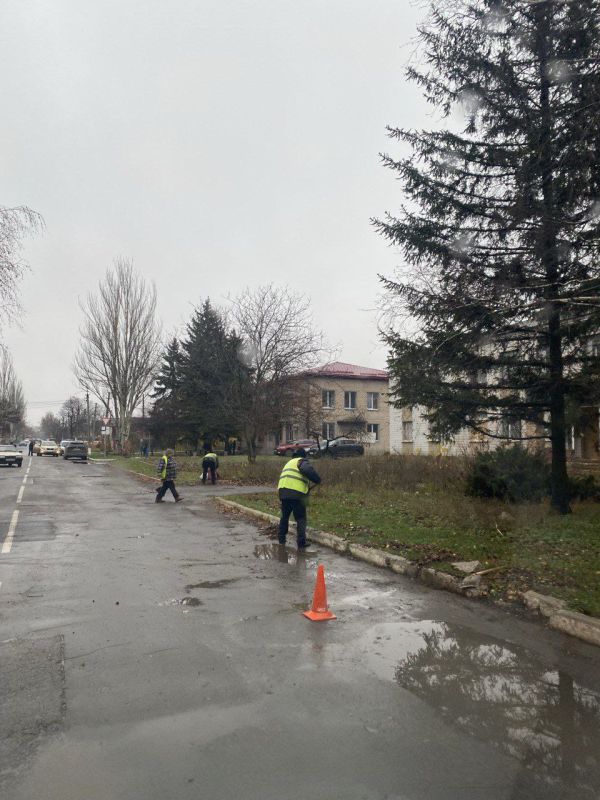 С заботой об округе.. На 21.11.2025 г. сотрудниками МУП "ЭКОС" выполнены следующие виды работ: Дорожный смет по ул. Заводская Погрузка и вывоз веток и поросли после удаления по ул. Артёма #ЯсиноватскийМО #ЗаЧистотуОкруга