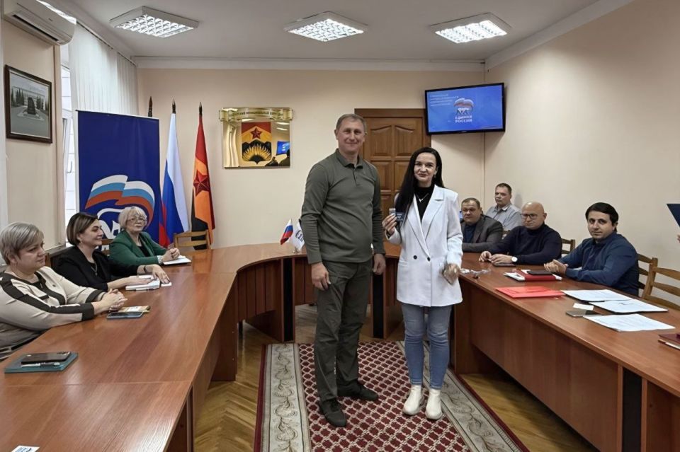 Вручение партбилетов «Единой России» активистам Шахтерска