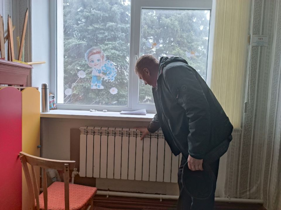 Сергей Юзвинкевич: Исходя из ранее данных поручений Главы Донецкой Народной Республики Дениса Владимировича Пушилина проинспектировал работу системы отопления в МКУ ДО "Володарская спортивная школа" и в ГКДОУ "Володарский...