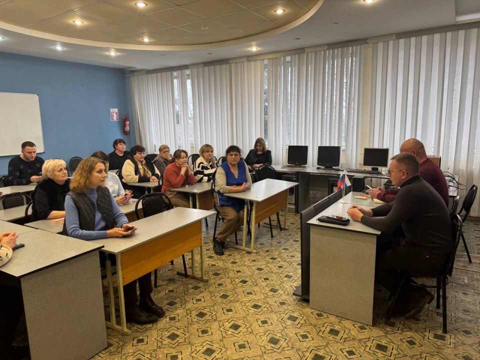 Виктор Николаенко провел встречу с трудовым коллективом школы № 49 в Макеевке