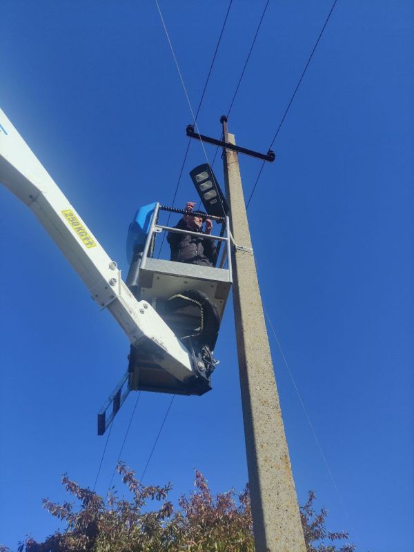 Сергей Юзвинкевич: На территории Володарского муниципального округа исходя из ранее данных поручений Главы Донецкой Народной Республики Дениса Владимировича Пушилина продолжается ремонт и расширение сети уличного освещения