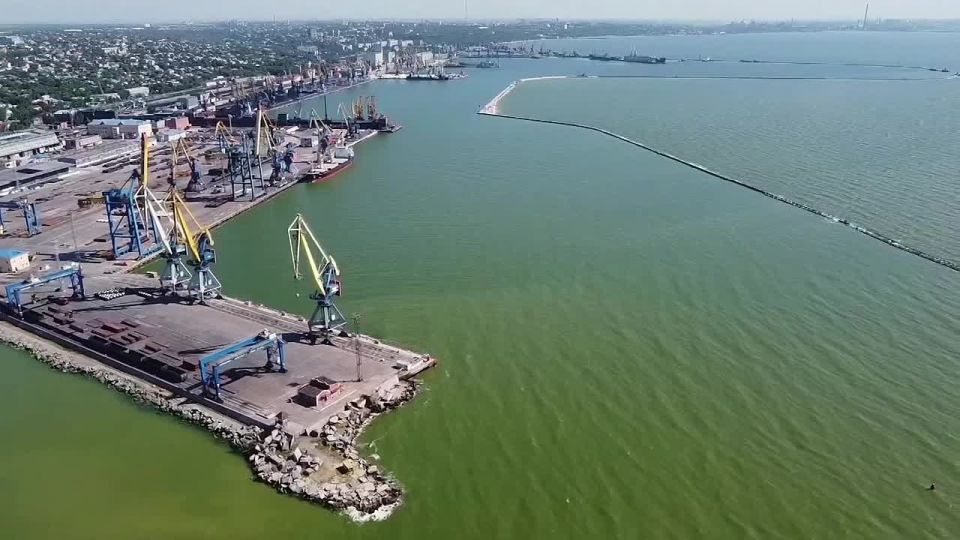 Артем Крамаренко: Правительство Российской Федерации приняло стратегически важное решение оборудовать пункт пропуска через государственную границу России в Мариупольском морском порту