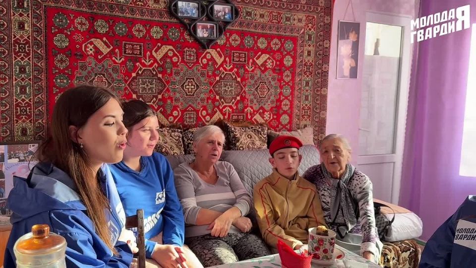 Активисты «Молодой Гвардии» в очередной раз навестили ветерана Великой Отечественной войны — Тамару Петровну Федченко