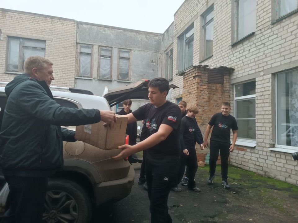 Сергей Юзвинкевич: Сегодня, совместно с депутатом Володарского муниципального совета Фогт И. Н., передали гуманитарную помощь в пункт временного размещения (ПВР) в селе Заря