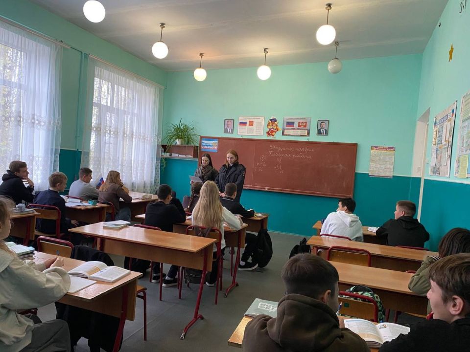 С целью профилактики преступности, а также других правонарушений, совершаемых несовершеннолетними, в период с 14 по 20 ноября 2025 года в классах ГБОУ «Школа № 2 Амвросиевского м.о.», ГБОУ «Школа № 4 Амвросиевского м.о.»...