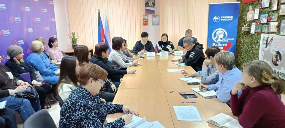 Специалист Юго-Западной трудинспекции Евгения Маркова совместно с представителем прокуратуры города Дебальцево и ГКУ «Дебальцевский городской центр занятости» приняла участие в заседании по вопросам труда несовершеннолетних