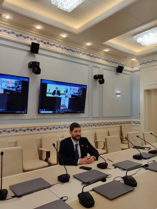 Александр Волошин: Сегодня пообщался с финалистами Всероссийского проекта «Лига ораторов» — учениками 10а класса Многопрофильного лицея №1 Донецка Зинченко Данилом, Шупик Павлом и Заика Тимуром