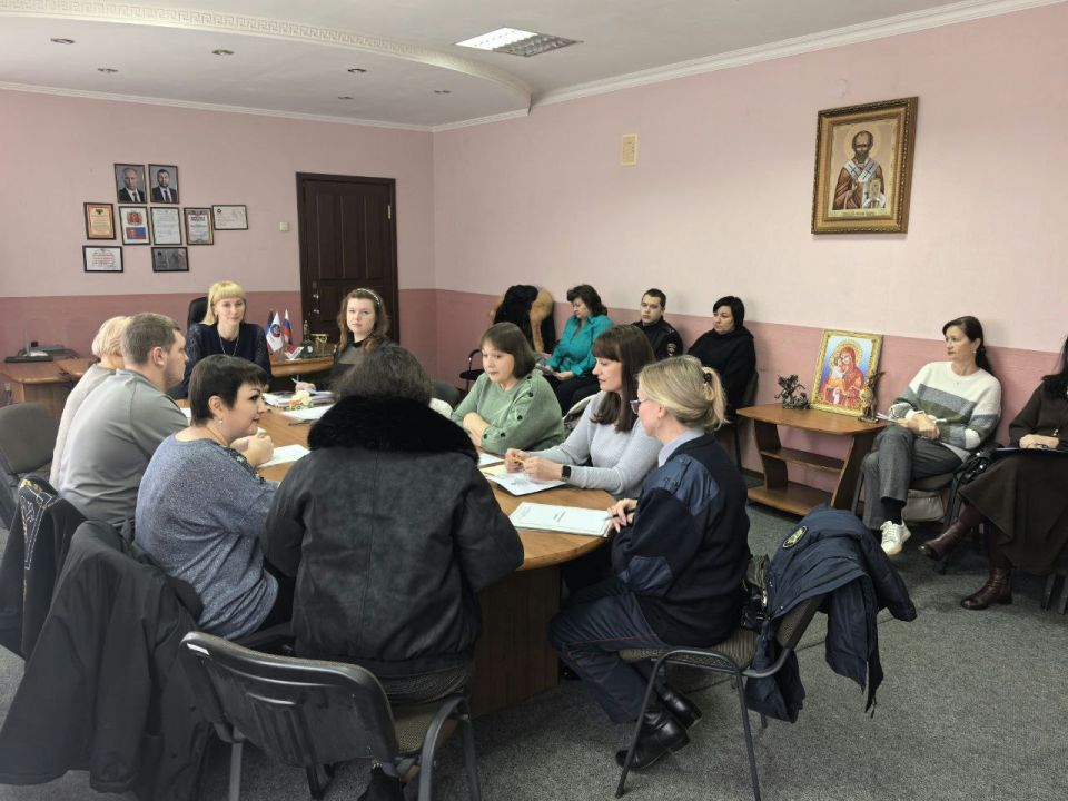 ЗАСЕДАНИЕ КОМИССИИ ПО ДЕЛАМ НЕСОВЕРШЕННОЛЕТНИХ И ЗАЩИТЕ ИХ ПРАВ НА ТЕРРИТОРИИ ЯСИНОВАТСКОГО МУНИЦИПАЛЬНОГО ОКРУГА