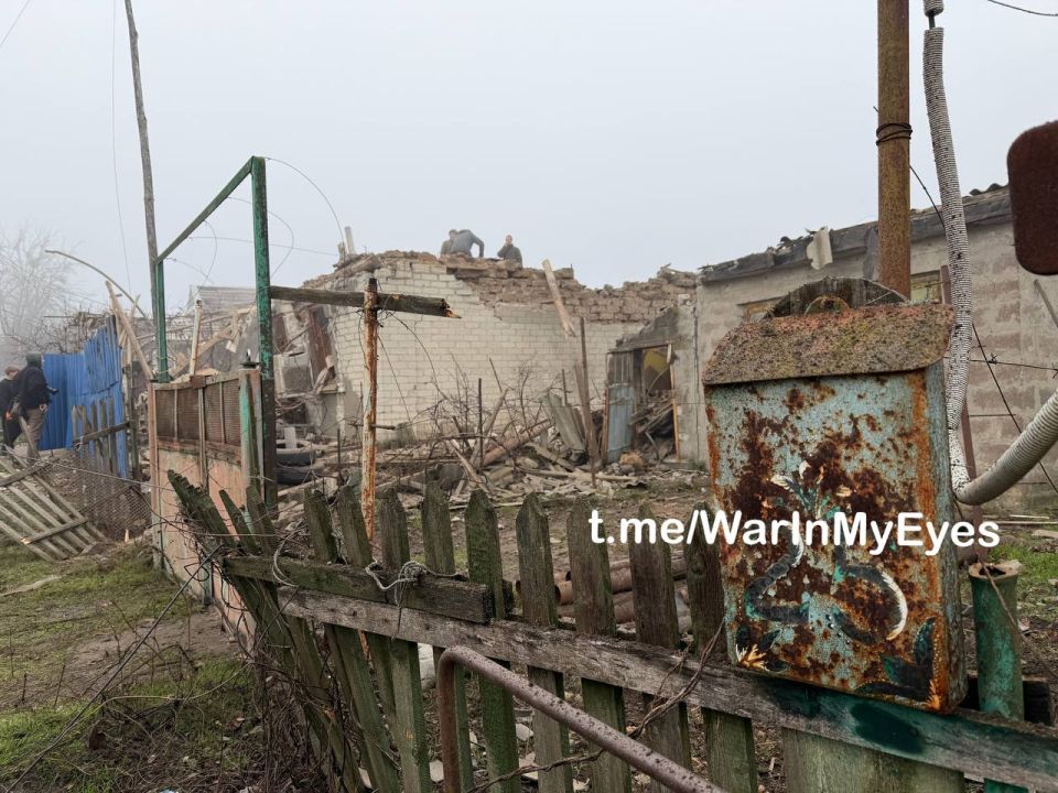 Последствия прилета ударного дрона FP-2 ( Чехия ) в частный жилой дом в Докучаевске сегодня утром