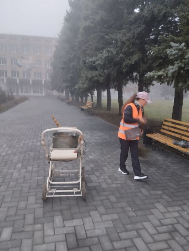 Сотрудниками МУП АГЯ "ЖЭК" 20.11.2025 выполнена уборка территорий благоустройства г. Ясиноватая