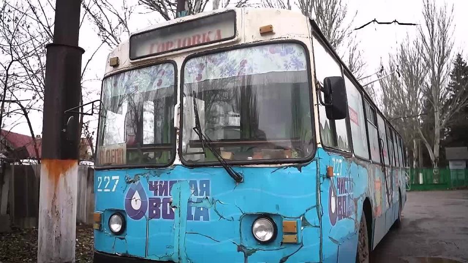 Молодая Гвардия ДНР поздравила женщин-шоферов в прифронтовой Горловке с Днём работника транспорта