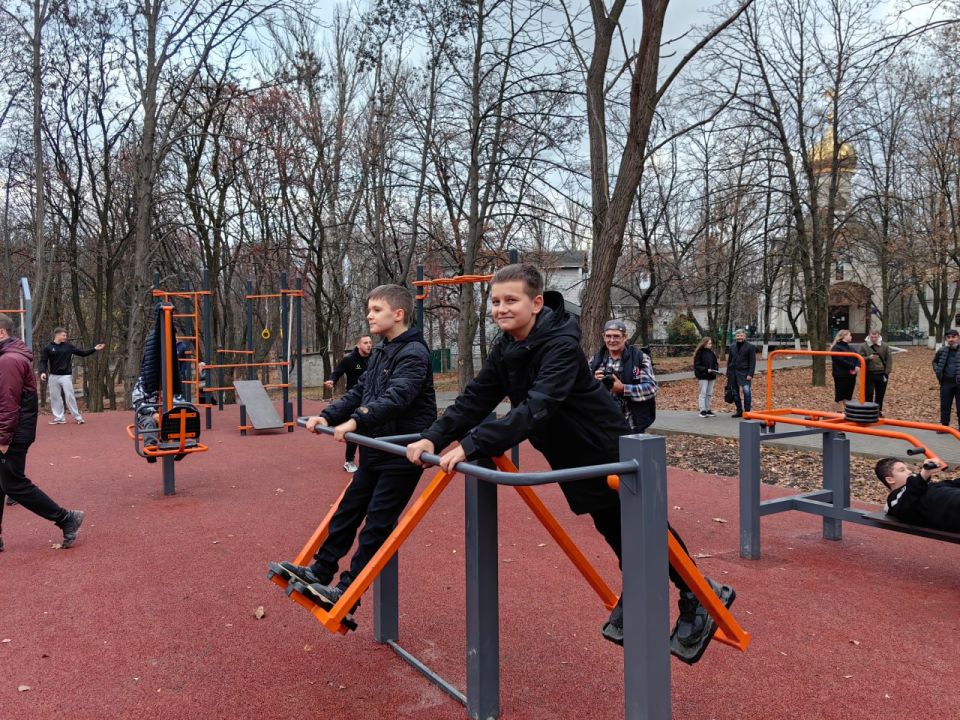 Александр Пеняев: ткрытие первых построенных в новом парке «Машиностроитель» досуговых площадок стало для Ясиноватой важным и действительно праздничным событием