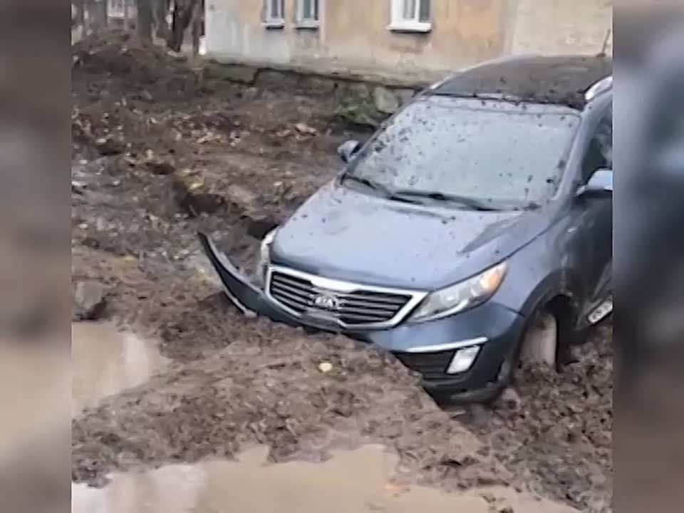 В Макеевке водитель рухнул в брошенную коммунальщиками траншею у жилого дома