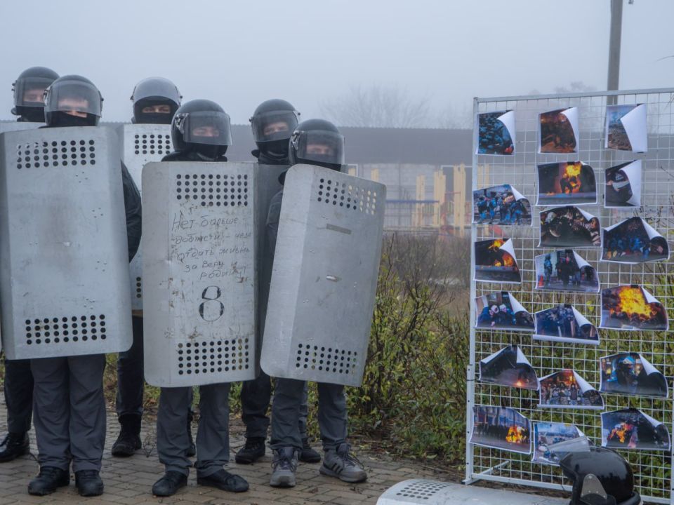 12 лет «майдану» в Киеве: в ДНР возложили цветы погибшим бойцам «Беркута»