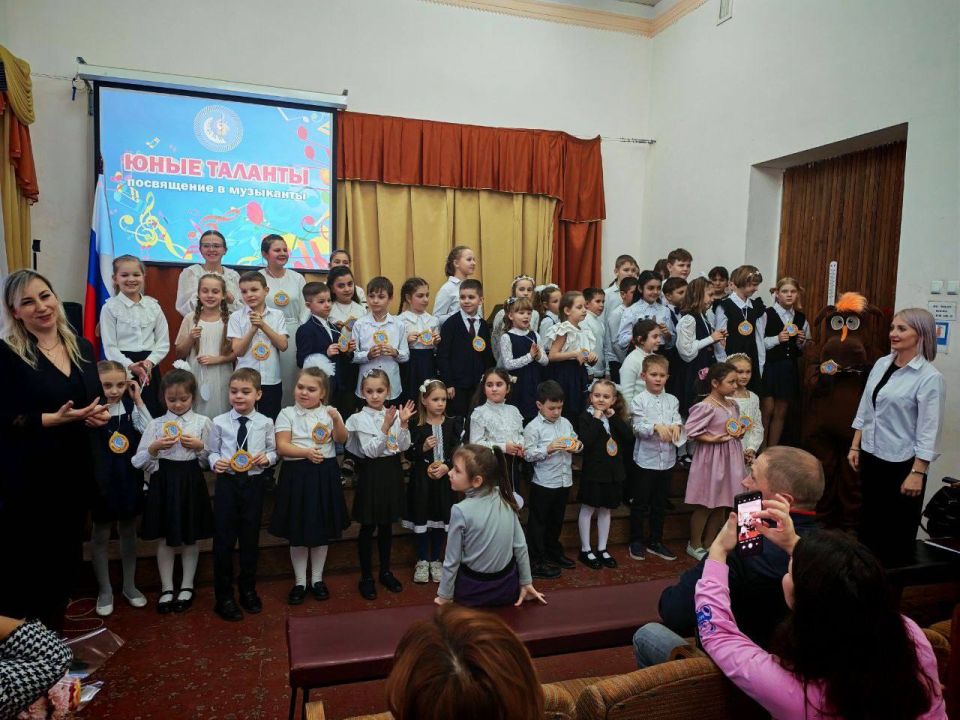 Сегодня, 21 ноября, в концертном зале Харцызской детской школы искусств проходил очень важный и трогательный праздник для первоклассников, их родителей и преподавателей - посвящение в музыканты "Юные таланты"