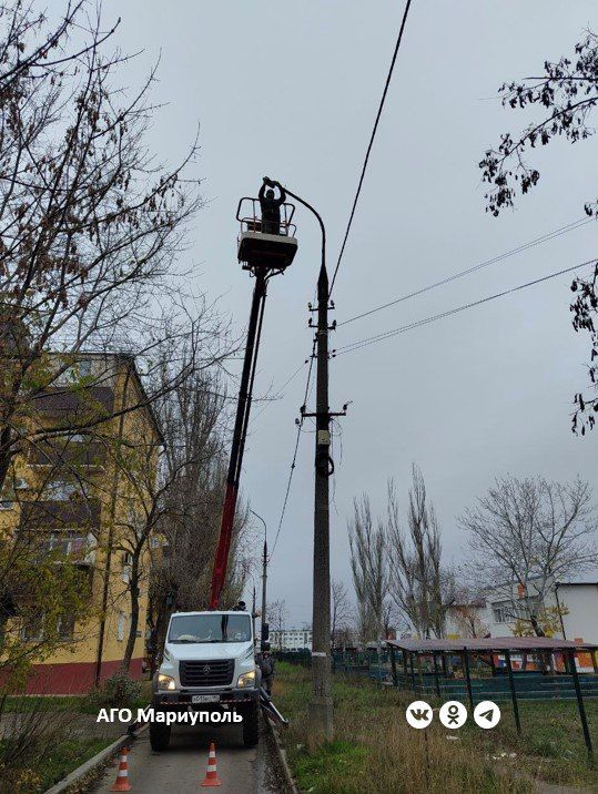 В двух районах Мариуполя энергетики обновили осветительные приборы