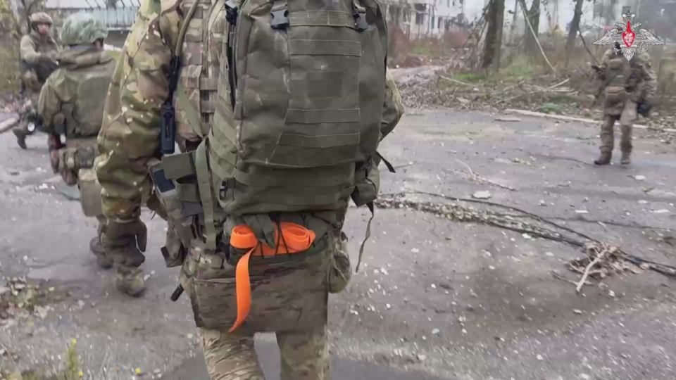 Воины Русской Армии делятся кадрами из зоны СВО: В Минобороны сообщили о продолжении зачистки от ВСУ Красноармейска и Димитрова