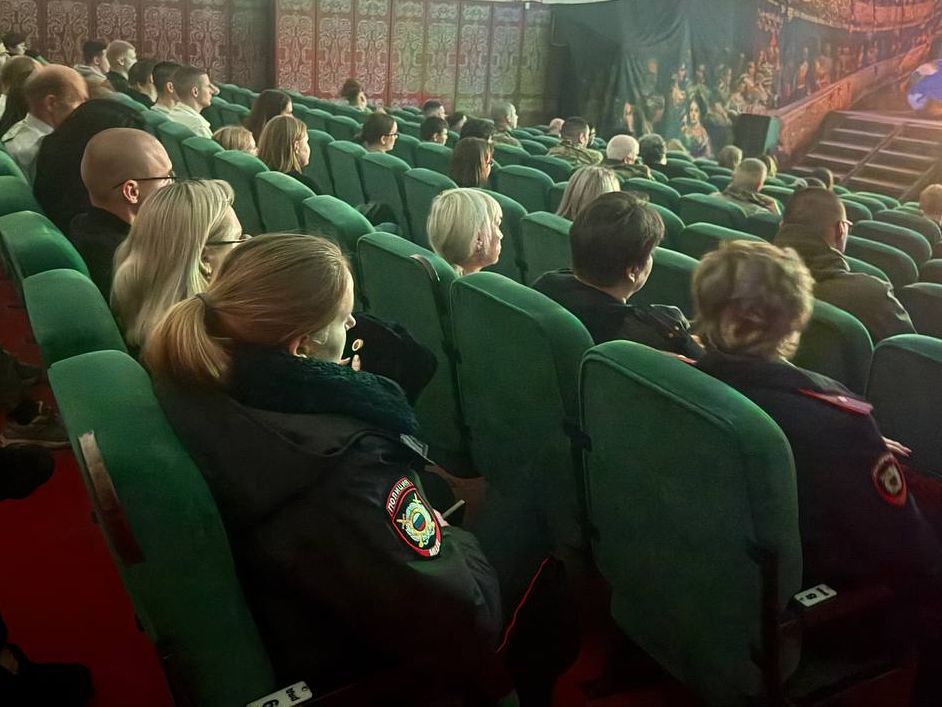 В Мариуполе полицейские посетили театр