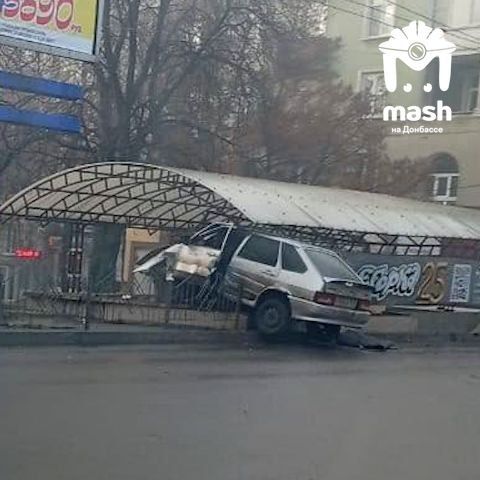 Чересчур амбициозный водила "Лады" протаранил подземный переход на пересечении Ленина и Московской в Макеевке