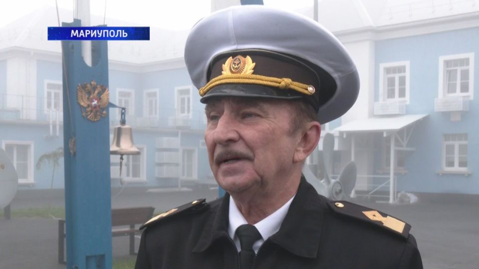 Заместитель директора по воспитательной работе Азовского морского института Мариупольского филиала СевГу в ДНР Николай Борщавецкий поздравил коллектив телеканала «Мариуполь 24» со Всемирным Днём телевидения!