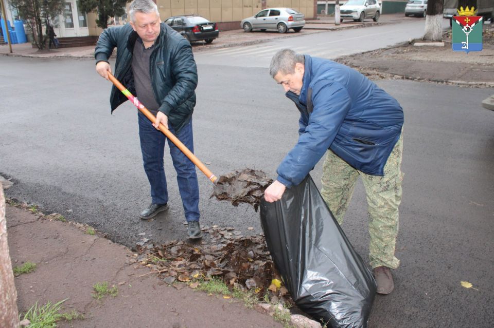 Сотрудники Администрации Краснолиманского округа и муниципального совета провели очередной субботник на закрепленном участке