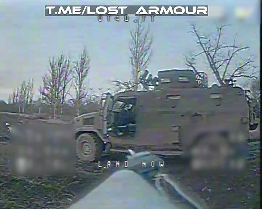 Операторы оптоволоконных FPV-дронов "ВТ-40" сожгли бронеавтомобиль "Козак-5" ВСУ в окрестностях Родинского
