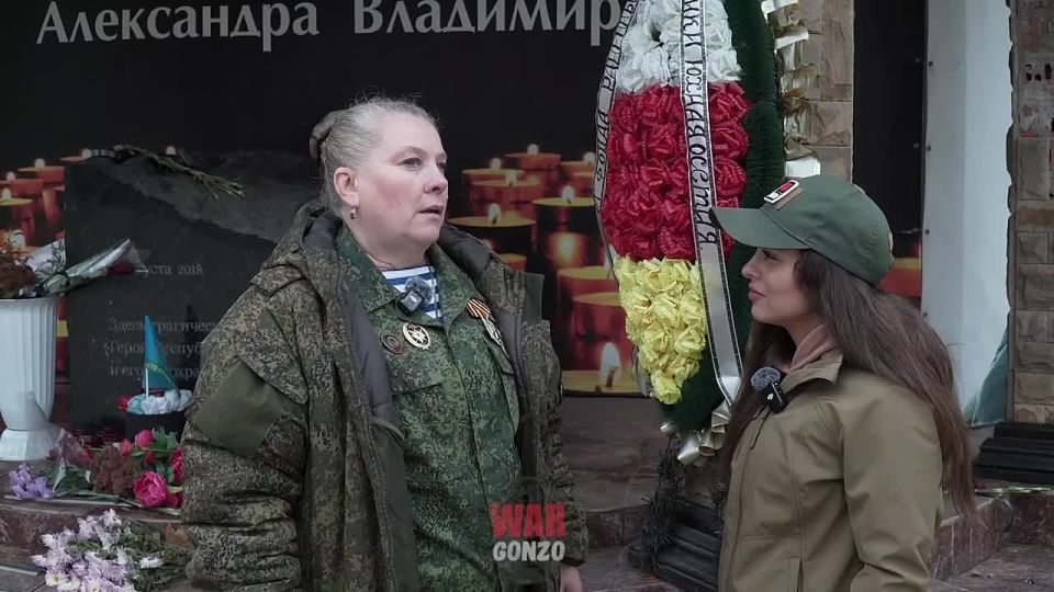 «Он очень любил розы с жёлтой каймой…»