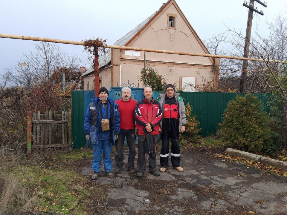 Александр Пеняев: АВДЕЕВКА – В городе, где каждый кирпич напоминает о пережитых испытаниях, знак надежды и милосердия проявился в самом простом и важном – в ремонте крыши над головой