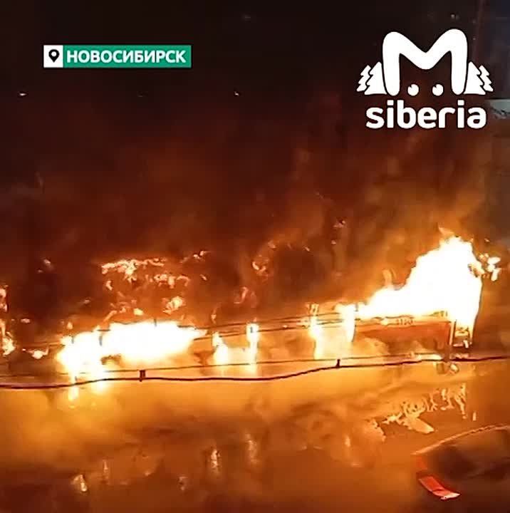 Трамвай полностью выгорел на Дзержинского в Новосибирске