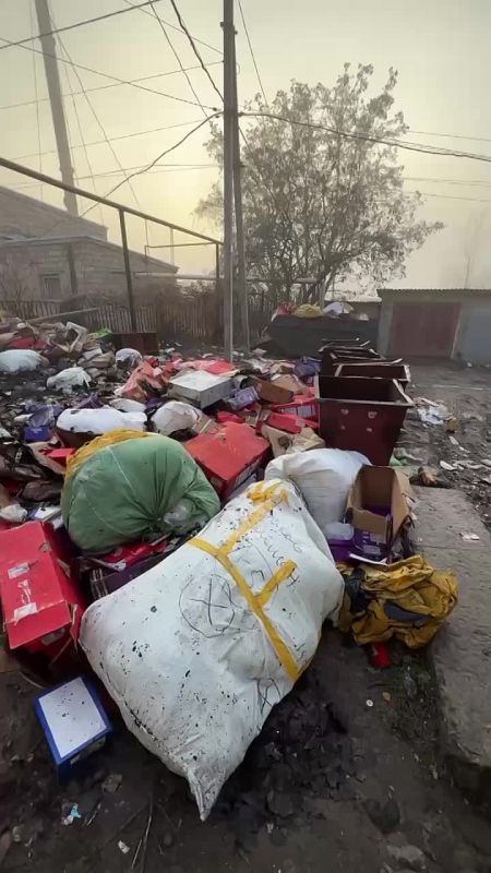 Гарь, грязь и горы коробок: жители Макеевки показали последствия мусорного коллапса
