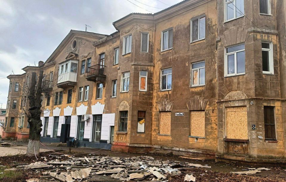 Специалисты «Единого регионального фонда по управлению многоквартирными домами на территории Донецкой Народной Республики» с привлечением подрядной организации продолжают выполнять работы по ремонту поврежденных кровель...