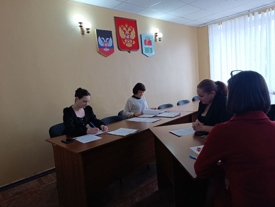 В администрации Амвросиевского муниципального округа состоялось очередное заседание комиссии по делам несовершеннолетних и защите их прав под председательством председателя комиссии Крюковой Елены Николаевны