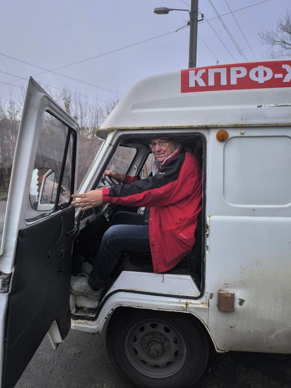 Руководитель фракции КПРФ в Народном Совете ДНР Борис Литвинов оказал содействие в доставке бутилированной воды в Харцызск