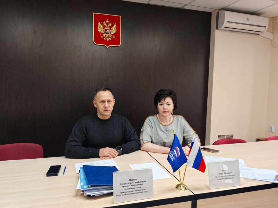 Александр Пеняев: Провел традиционное аппаратное совещание с руководителями управлений и отделов администрации округа, руководителями коммунальных предприятий, учреждений социальной защиты населения