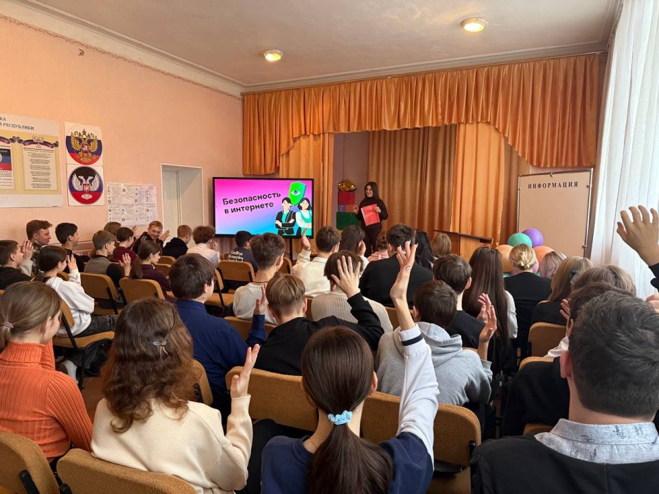 В рамках партийного проекта "Цифровая Россия" главный специалист отдела молодежи Администрации городского округа Харцызск Христофорова Анна провела лекцию с обучающимися